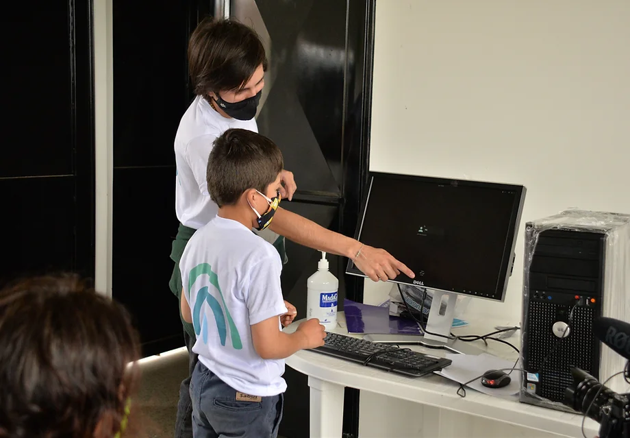 Niño usando computador